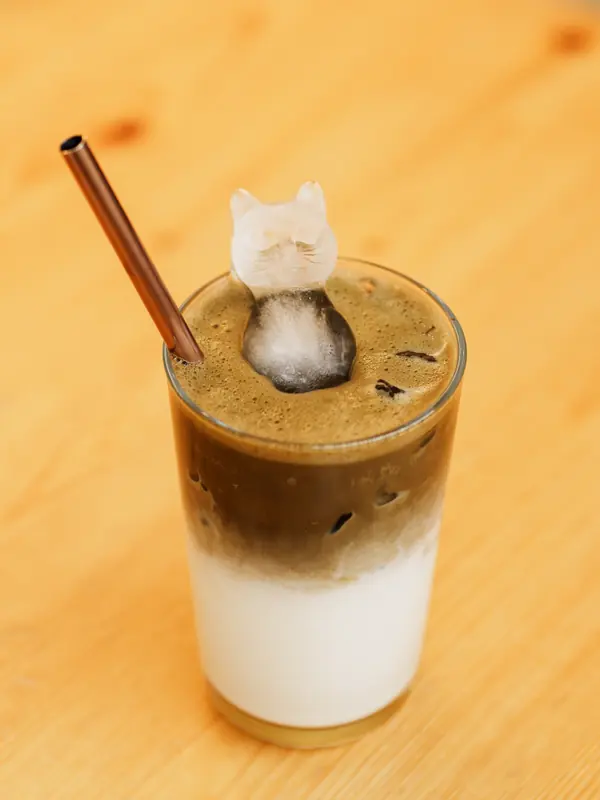 Houjicha Latte im Glas mit Milch und geröstetem Houjicha-Tee.